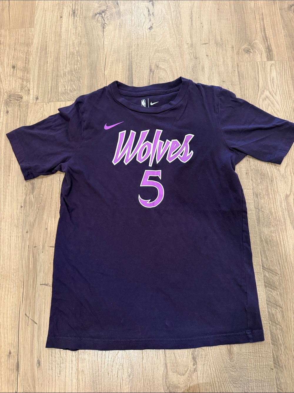 Anthony Edward’s tee